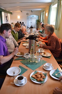 Foto bei Kaffee und Kuchen